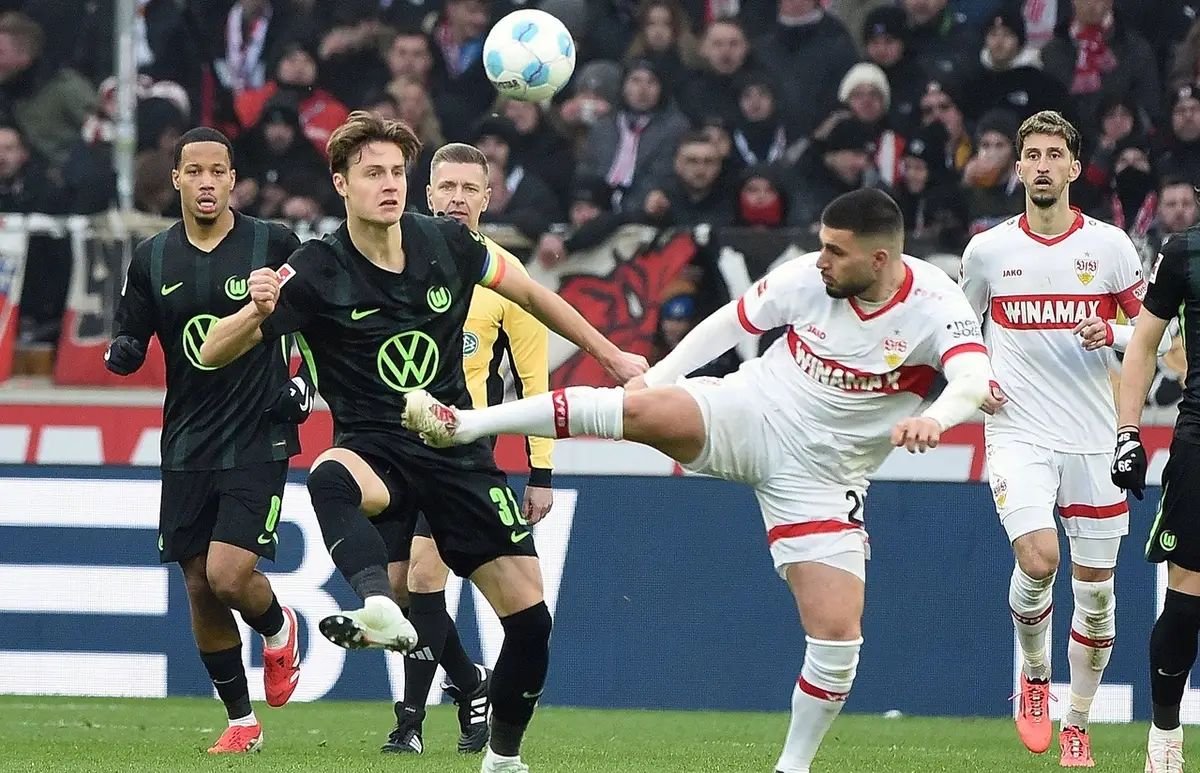 包含斯图加特球员集体训练，备战杯赛的词条