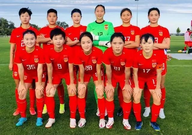 足球比赛中一支势不可挡的女足队伍 足球比赛中一支势不可挡的女足队伍