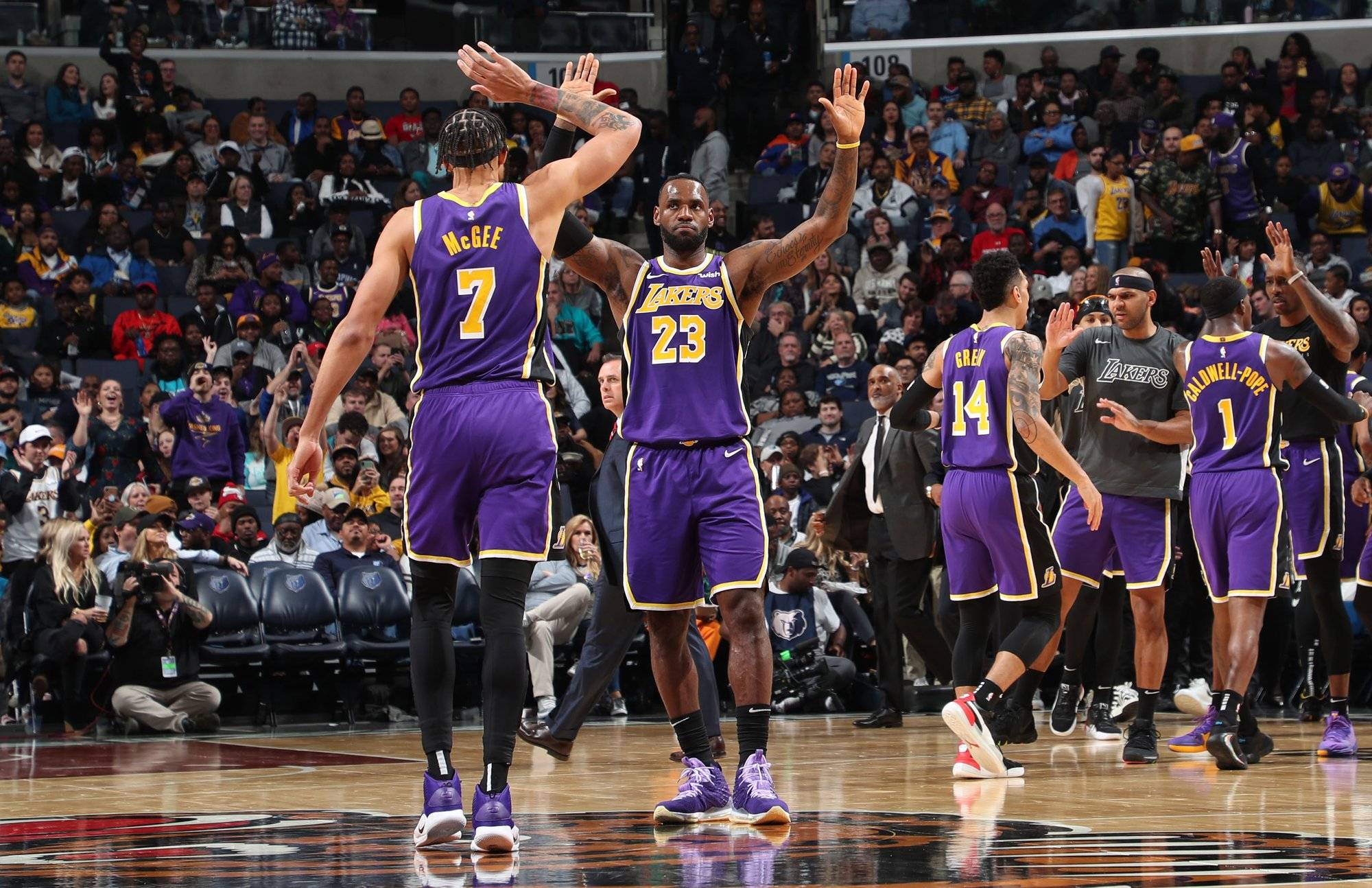 篮网主场大胜湖人取得重要胜利的简单介绍