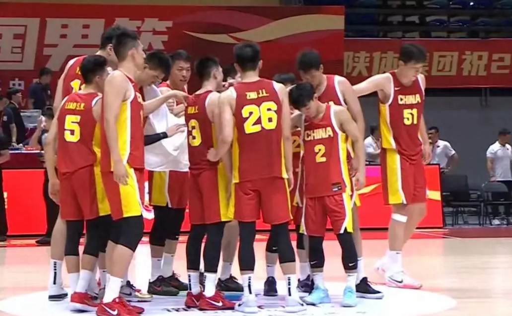 篮球赛场充满激情,球员们为荣誉不懈努力的简单介绍 篮球赛场充满激情,球员们为荣誉不懈努力的简单介绍