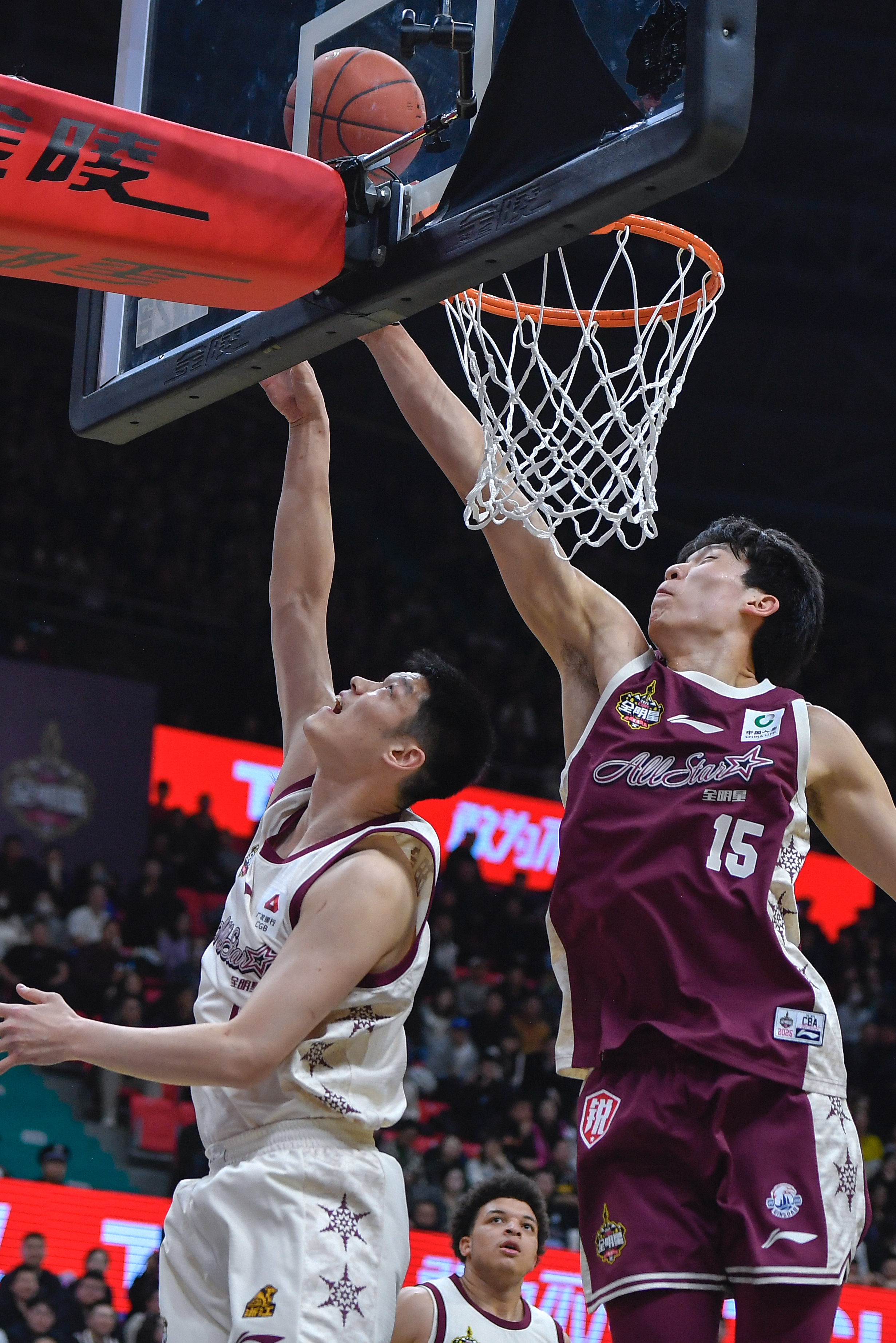 热血沸腾！全国篮球赛场激情四射，球员奋力拼搏的简单介绍