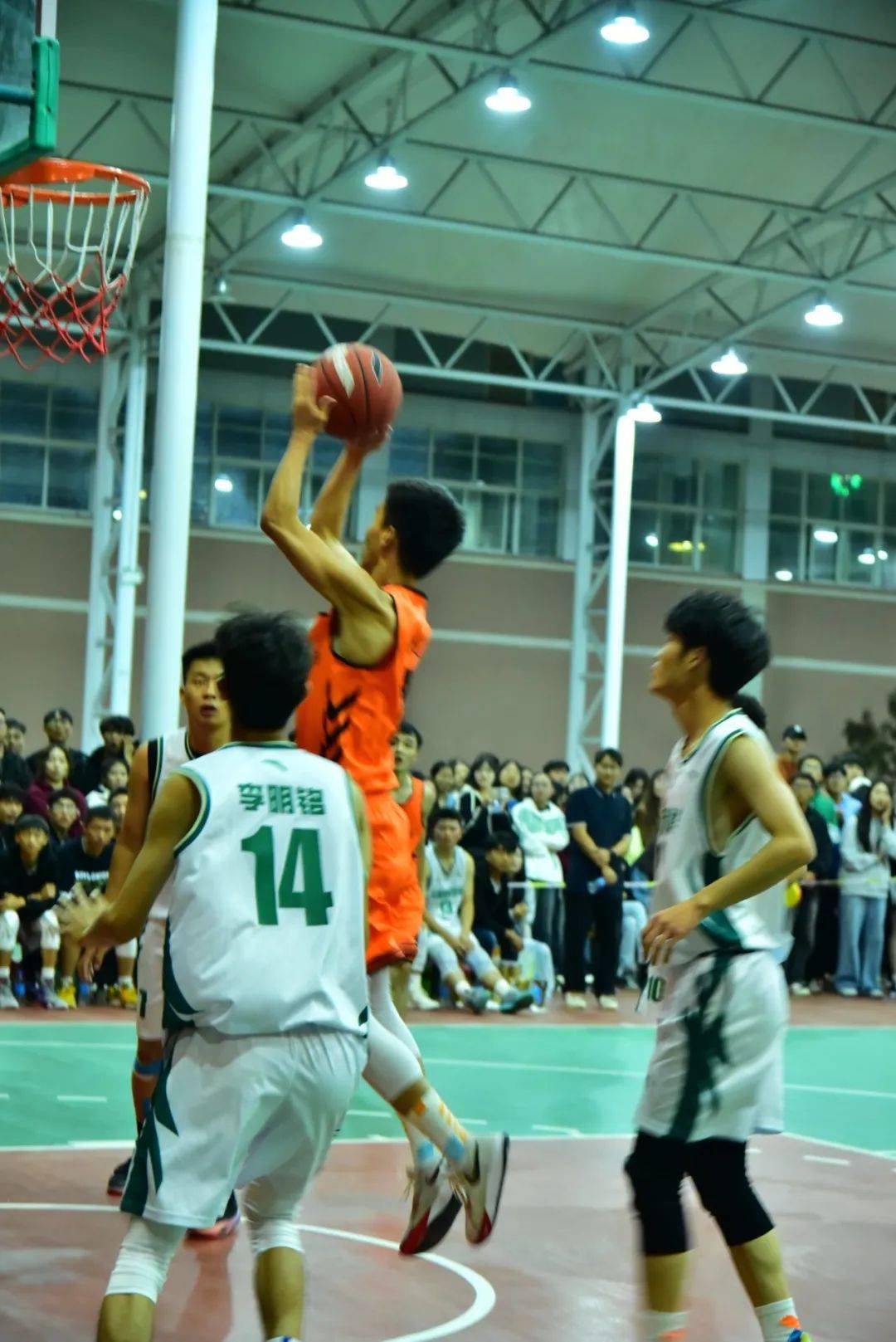 热血沸腾！全国篮球赛场激情四射，球员奋力拼搏的简单介绍