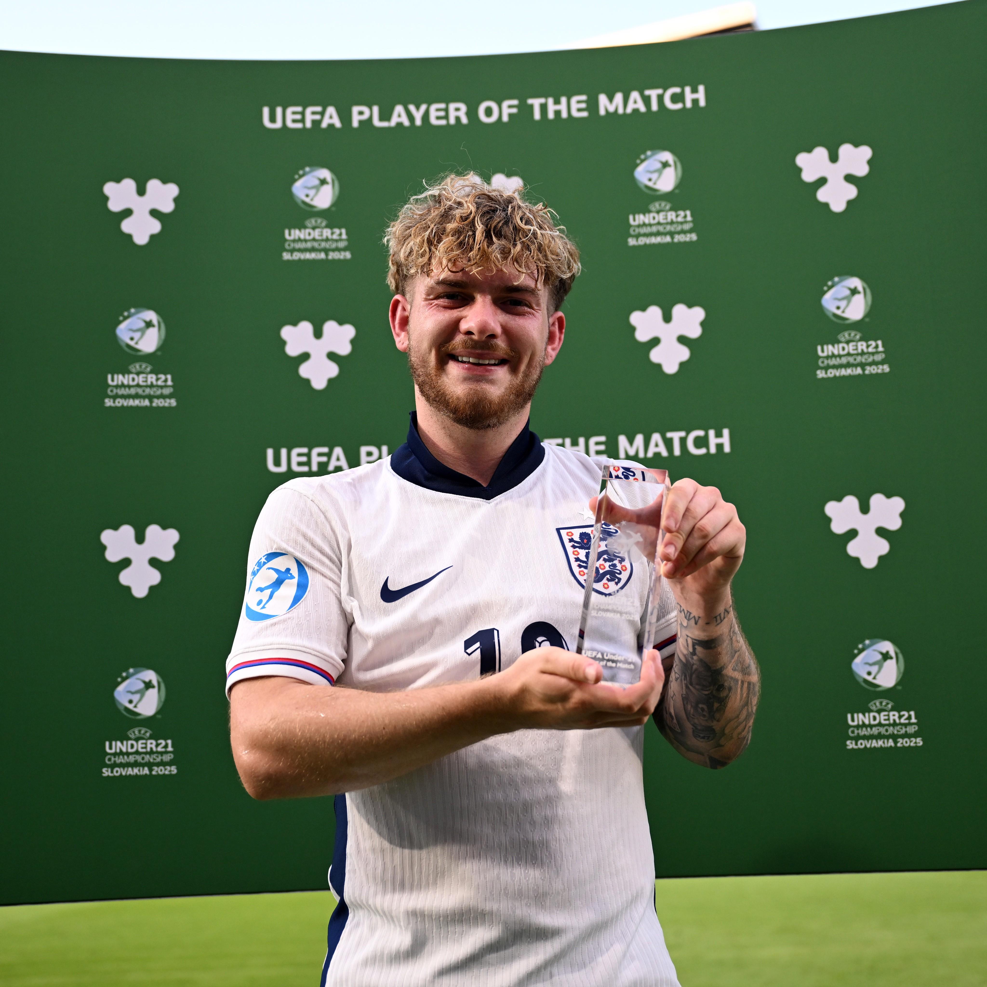 英格兰球员庆贺胜利赛后欢乐无比