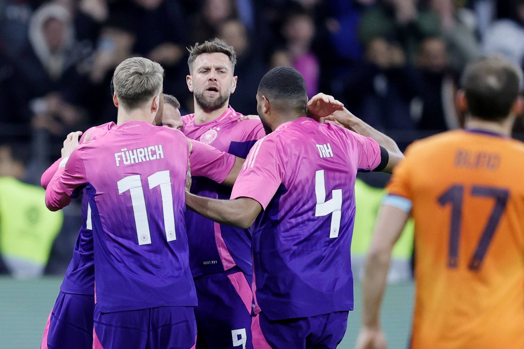 苏格兰与白俄罗斯队在欧洲预选赛中对阵 苏格兰与白俄罗斯队在欧洲预选赛中对阵