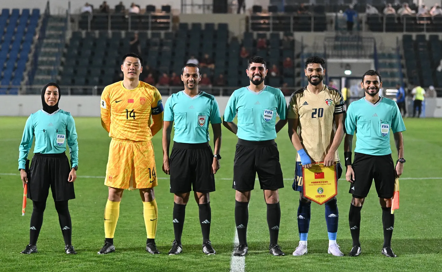 半场比赛结束，欧预赛赛场上两队互不相让