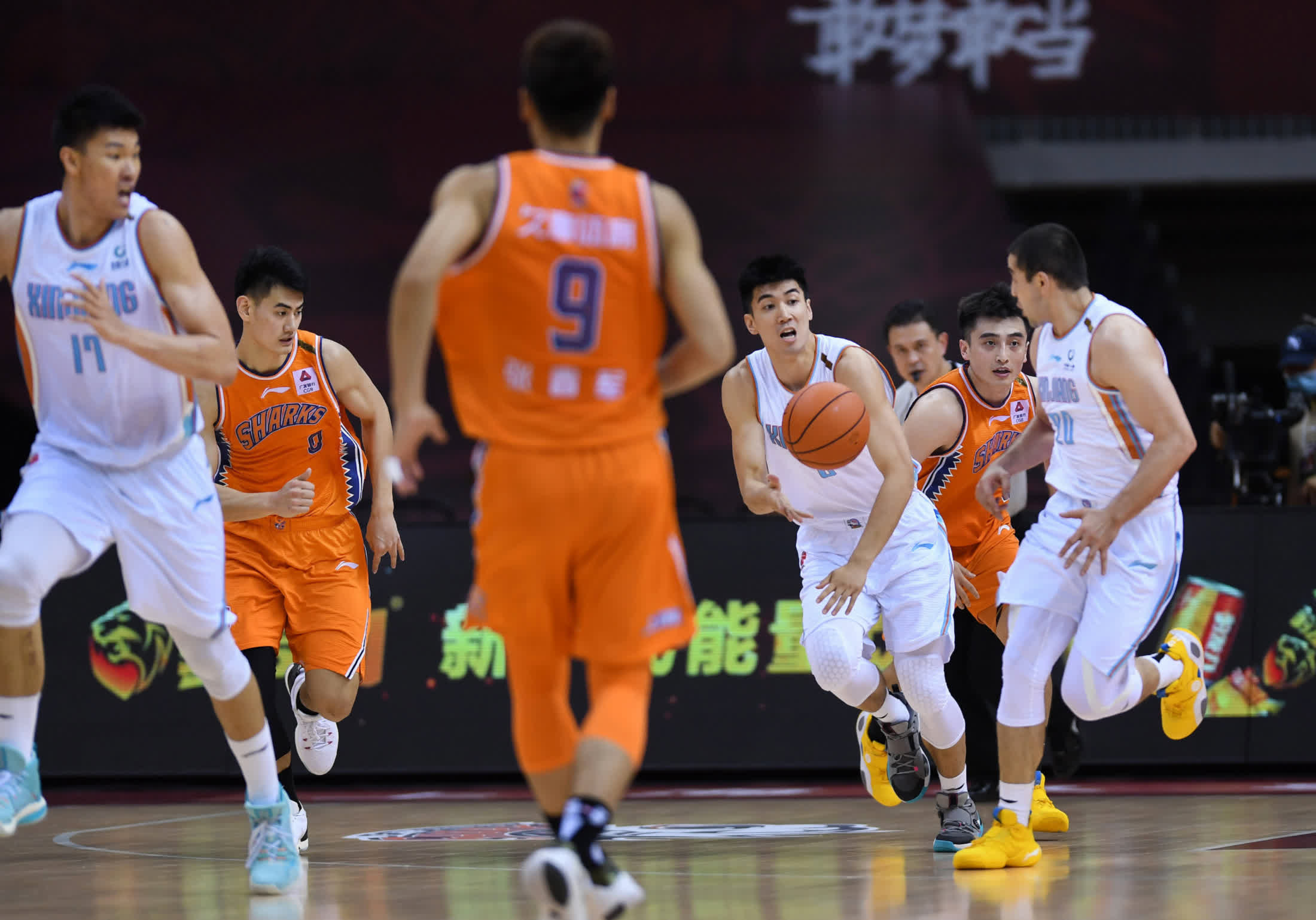 中国篮球迎来冬日暖阳,CBA赛场闪耀 中国篮球迎来冬日暖阳,CBA赛场闪耀