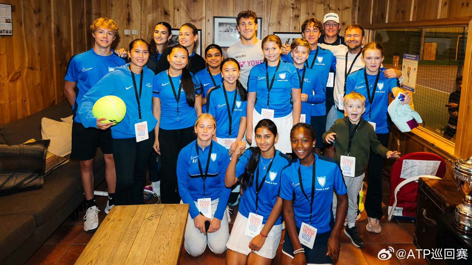 关于比勒费尔德球队队员出席公益活动，传递正能量的信息