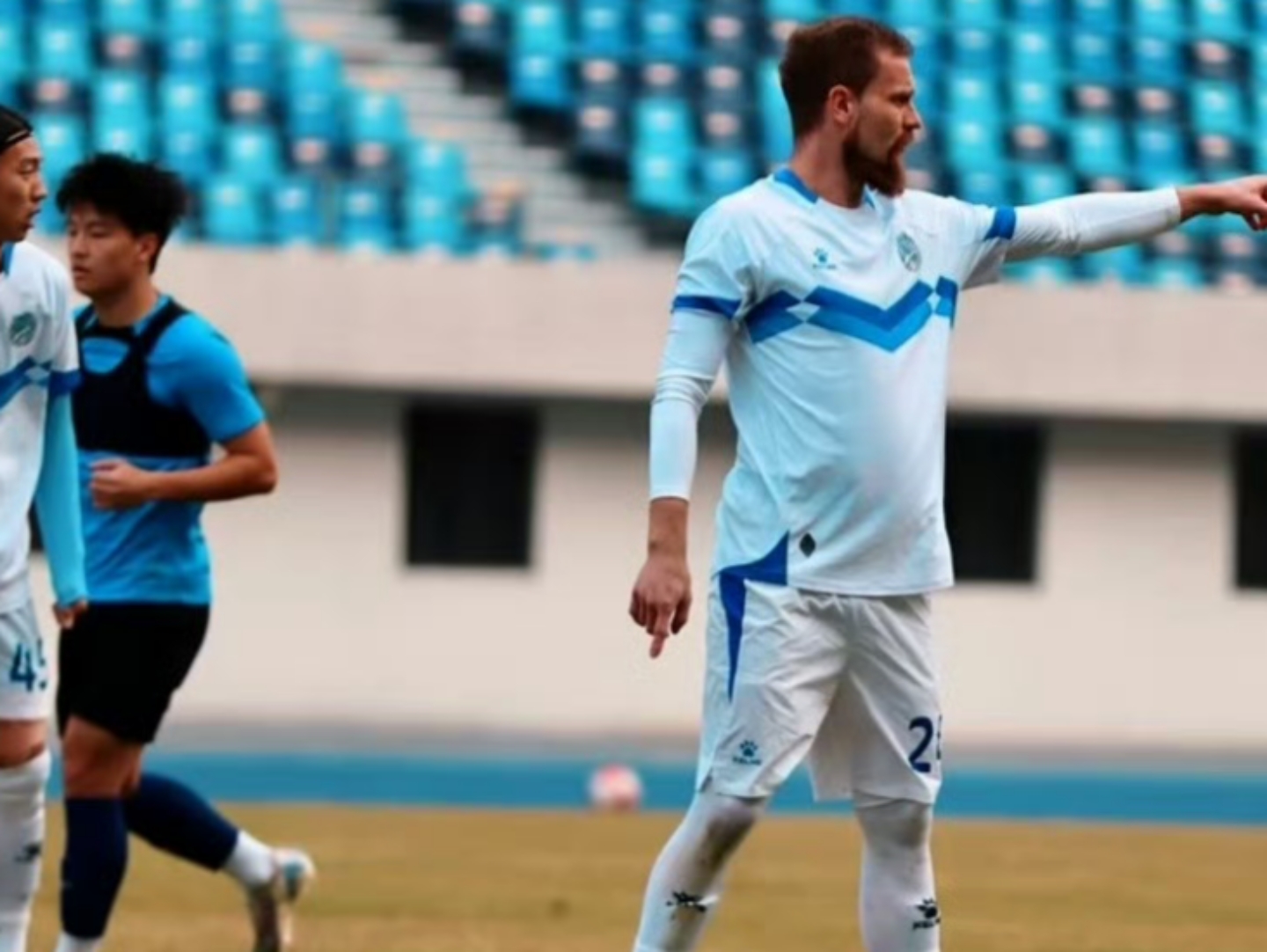 球队备战热身赛,提升球员配合默契 球队备战热身赛,提升球员配合默契