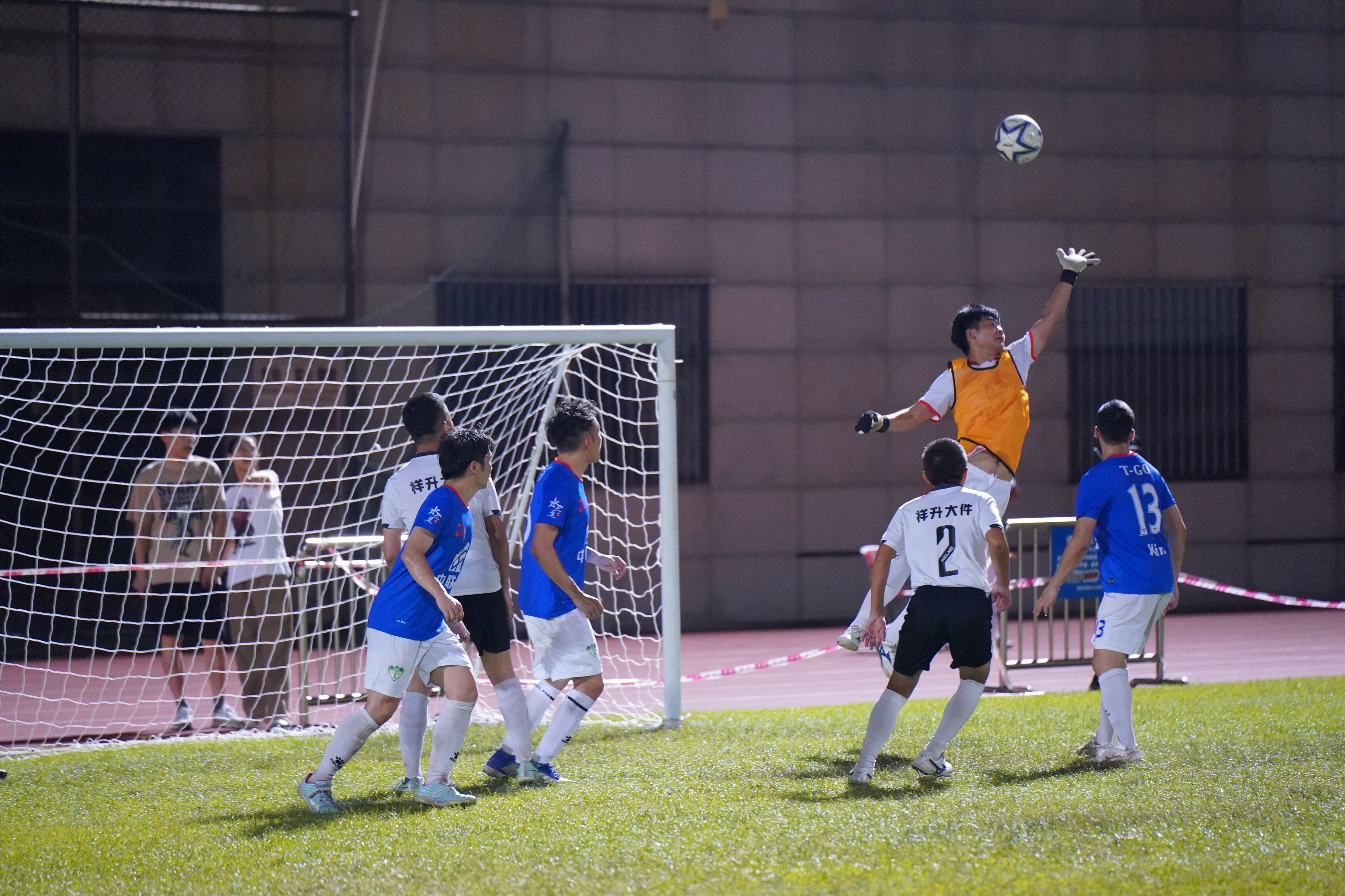 激烈的足球赛事让观众热血沸腾