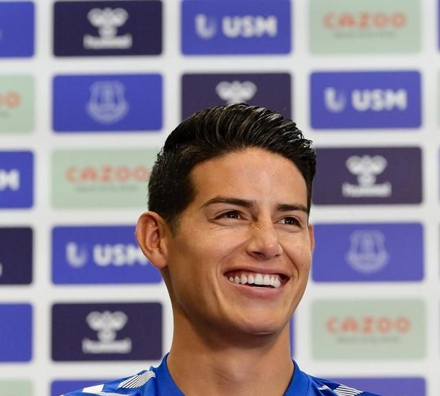 切尔西官方宣布签下里昂前锋德佩的简单介绍