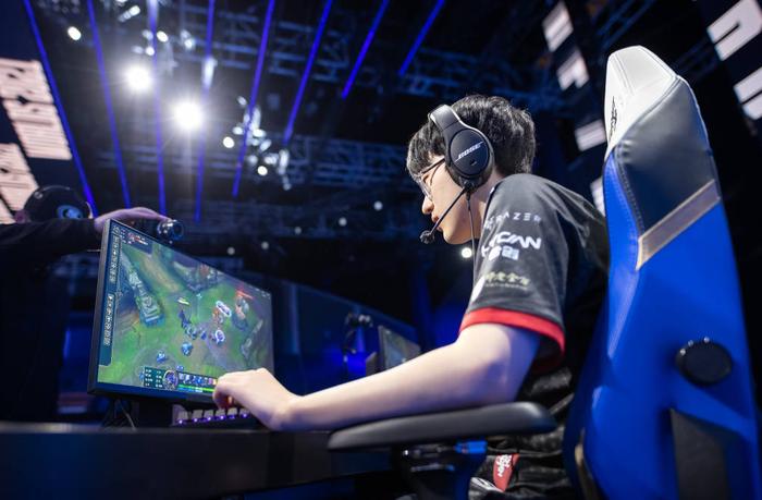 EDG横扫FPX，BDD完成史诗逆转小组赛3:1（巴黎）