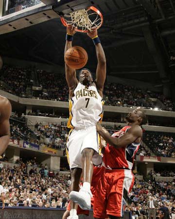 山猫主场力克步行者,小胜结束连败 山猫主场力克步行者,小胜结束连败