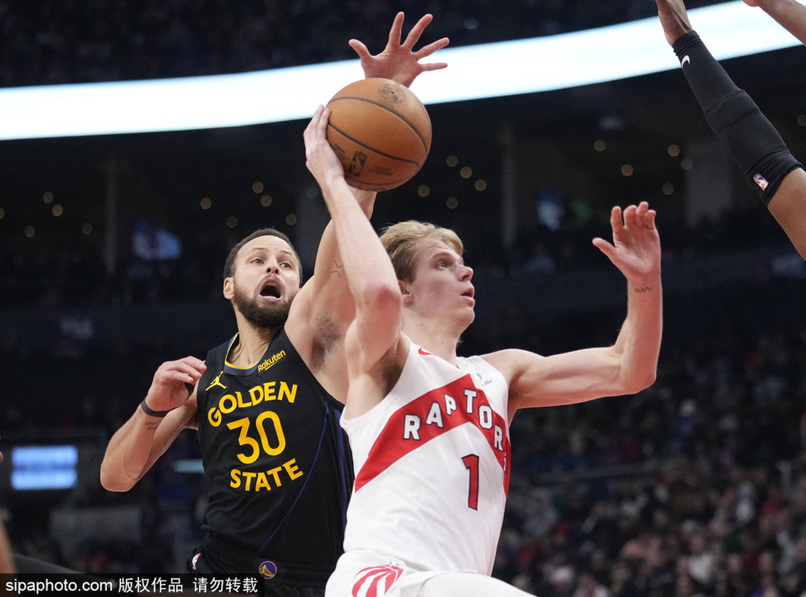 猛龙击败勇士，保持不败战绩