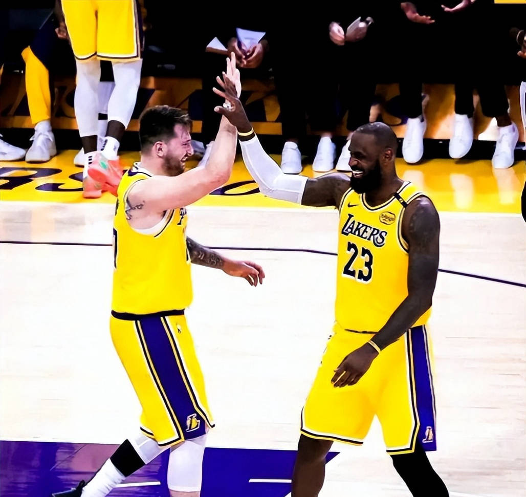 湖人胜勇士：詹姆斯32分全场最高得分