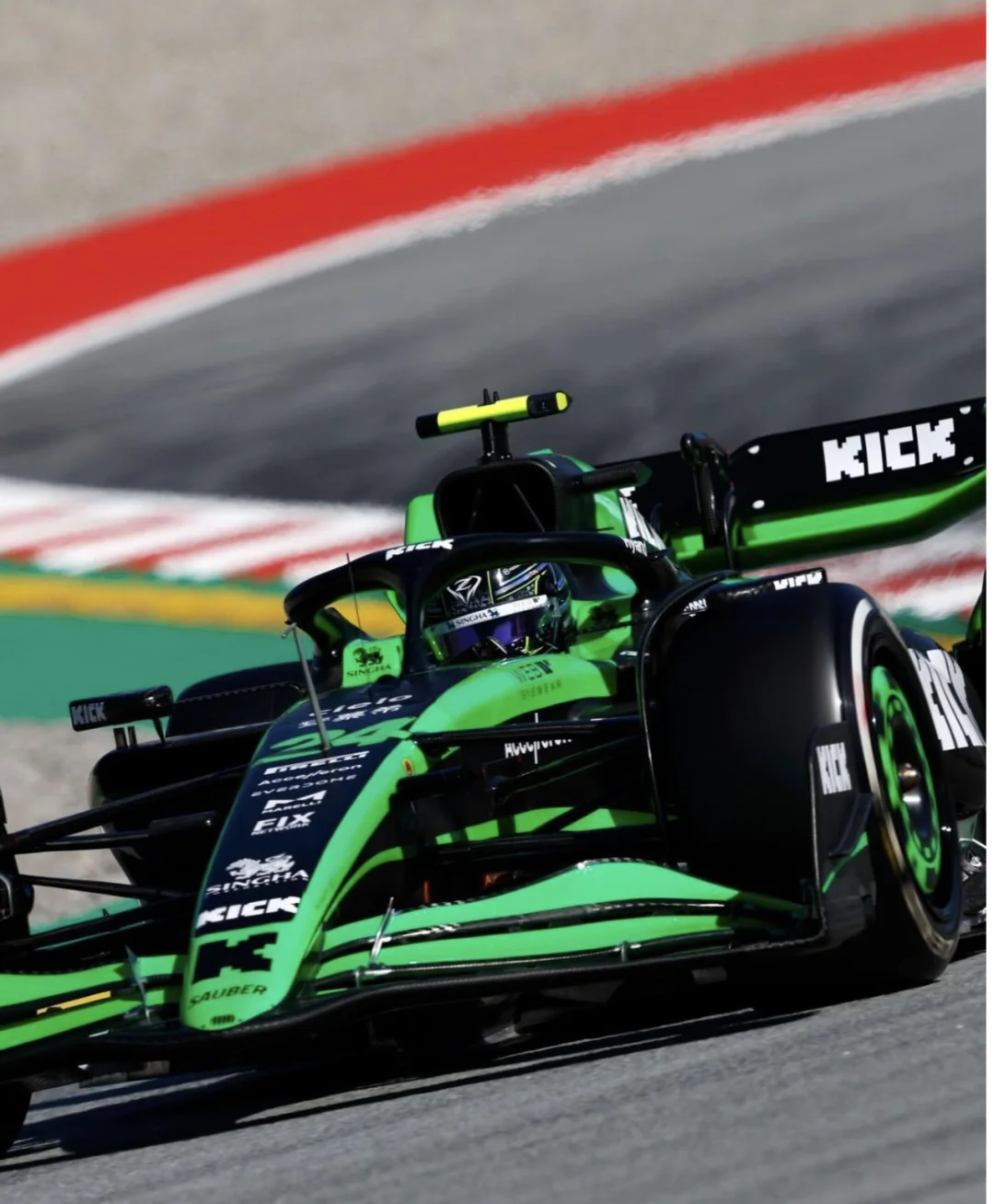 雷诺车队鏖战红牛车队，周冠宇扛起全队